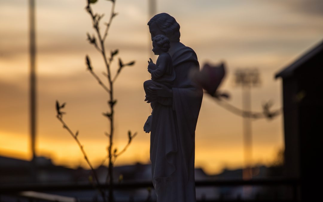 Figura św. Józefa w promieniach słońca