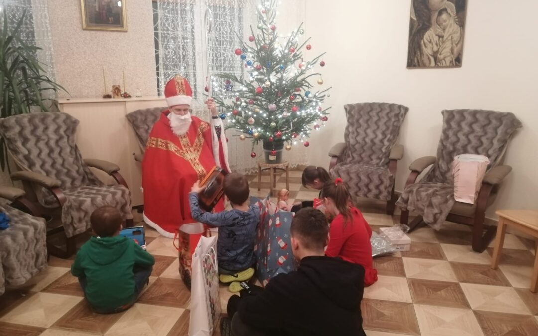 Akcja serduszka „SPEŁNIAMY MARZENIA”. Wizyta św. Mikołaja w Domu Dziecka.